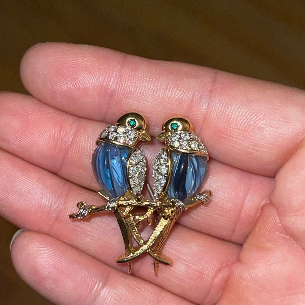 SOLD. Pair of love birds Vintage Brooch